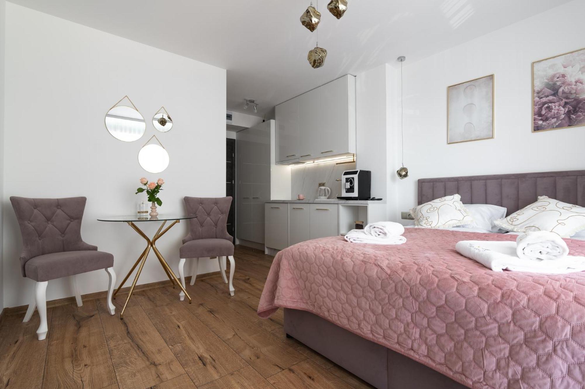 Solek Apartamenty I Pokoje Goscinne เมียลโน ภายนอก รูปภาพ